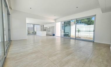 VENTA. Casa de tres dormitorios en exclusivo barrio SANT JOSEP, Fisherton, Rosario.