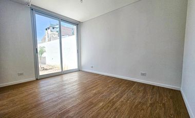 VENTA. Casa de tres dormitorios en exclusivo barrio SANT JOSEP, Fisherton, Rosario.