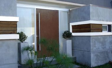 Casa en venta - 2 Dormitorios 3 Baños - 745Mts2 - Pilar