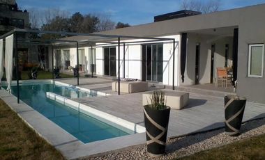 Casa en venta - 2 Dormitorios 3 Baños - 745Mts2 - Pilar