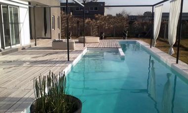 Casa en venta - 2 Dormitorios 3 Baños - 745Mts2 - Pilar