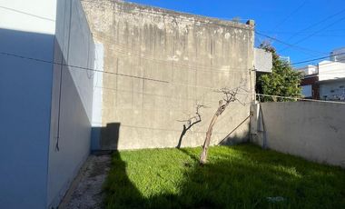 Casa en  venta de 3 ambientes  con lote 8,66 x 43 -Wilde