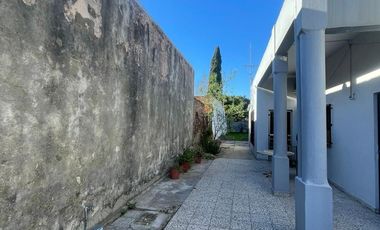 Casa en  venta de 3 ambientes  con lote 8,66 x 43 -Wilde