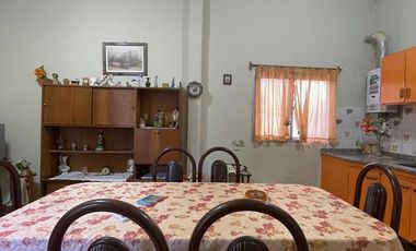 Casa en  venta de 3 ambientes  con lote 8,66 x 43 -Wilde
