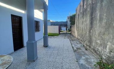 Casa en  venta de 3 ambientes  con lote 8,66 x 43 -Wilde