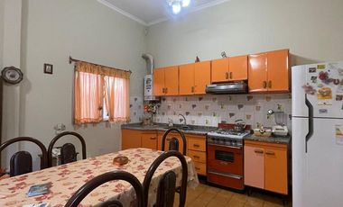 Casa en  venta de 3 ambientes  con lote 8,66 x 43 -Wilde