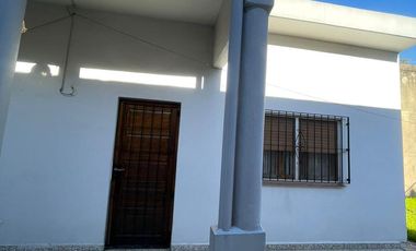 Casa en  venta de 3 ambientes  con lote 8,66 x 43 -Wilde