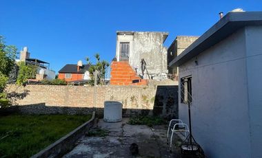 Casa en  venta de 3 ambientes  con lote 8,66 x 43 -Wilde