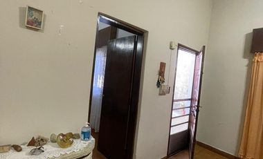 Casa en  venta de 3 ambientes  con lote 8,66 x 43 -Wilde