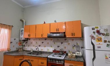 Casa en  venta de 3 ambientes  con lote 8,66 x 43 -Wilde