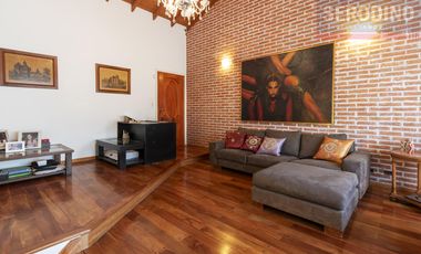 Chalet con excelente lote y ubicación