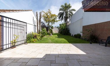 Chalet con excelente lote y ubicación