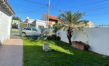 Casa en Villa Dominico de 3 ambientes con cochera y patio