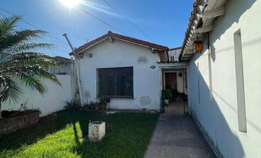 Casa en Villa Dominico de 3 ambientes con cochera y patio