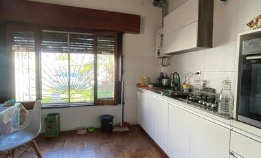Casa en Villa Dominico de 3 ambientes con cochera y patio
