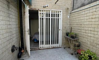 Casa en Villa Dominico de 3 ambientes con cochera y patio