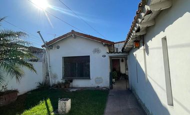 Casa en Villa Dominico de 3 ambientes con cochera y patio