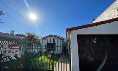 Casa en Villa Dominico de 3 ambientes con cochera y patio