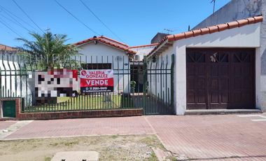 Casa en Villa Dominico de 3 ambientes con cochera y patio