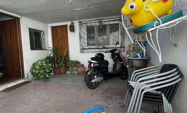 Casa en Villa Dominico de 3 ambientes con cochera y patio