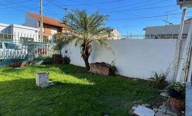 Casa en Villa Dominico de 3 ambientes con cochera y patio