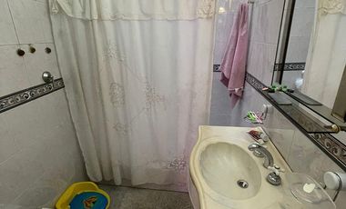 Casa en Villa Dominico de 3 ambientes con cochera y patio