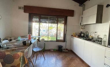Casa en Villa Dominico de 3 ambientes con cochera y patio