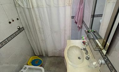 Casa en Villa Dominico de 3 ambientes con cochera y patio