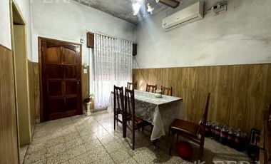 Venta de casa de 2 ambientes con cochera en Wilde