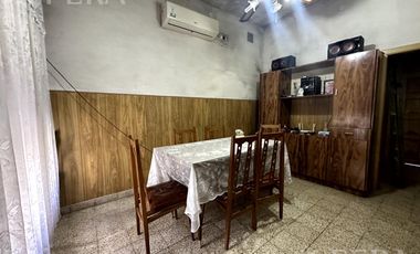 Venta de casa de 2 ambientes con cochera en Wilde