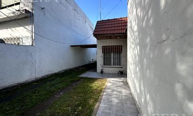 Venta de casa de 2 ambientes con cochera en Wilde