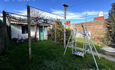 Venta de casa de 2 ambientes con cochera en Wilde