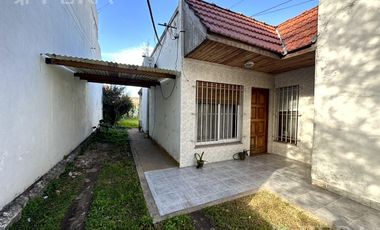 Venta de casa de 2 ambientes con cochera en Wilde