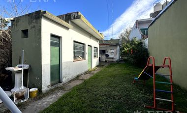 Venta de casa de 2 ambientes con cochera en Wilde