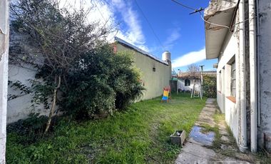 Venta de casa de 2 ambientes con cochera en Wilde
