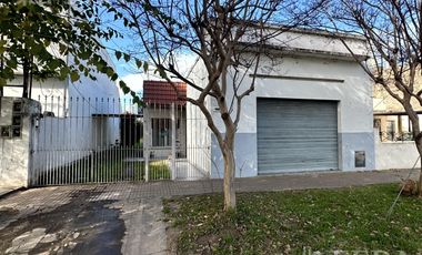 Venta de casa de 2 ambientes con cochera en Wilde