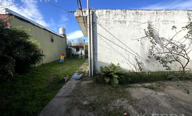 Venta de casa de 2 ambientes con cochera en Wilde