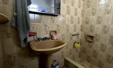Venta de casa de 2 ambientes con cochera en Wilde