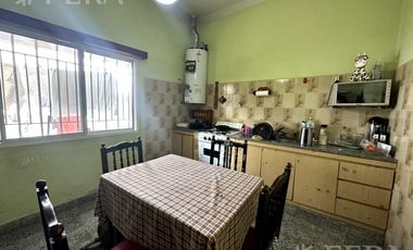 Venta de casa de 2 ambientes con cochera en Wilde