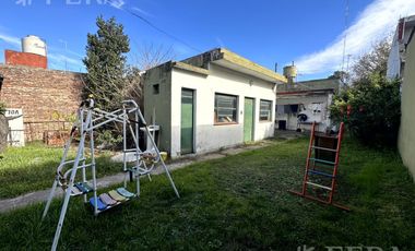 Venta de casa de 2 ambientes con cochera en Wilde