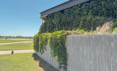 Terreno de 1000m² con fondo a reservorio y orientación Sur