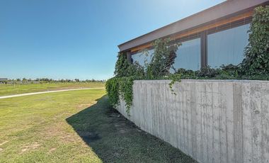 Terreno de 1000m² con fondo a reservorio y orientación Sur