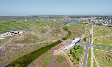 Terreno de 1000m² con fondo a reservorio y orientación Sur