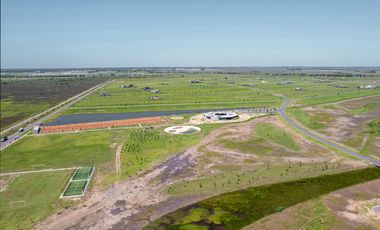 Terreno de 1000m² con fondo a reservorio y orientación Sur