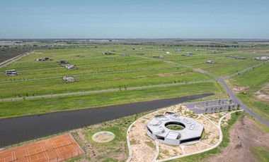 Terreno de 1000m² con fondo a reservorio y orientación Sur