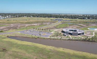 Terreno de 1000m² con fondo a reservorio y orientación Sur