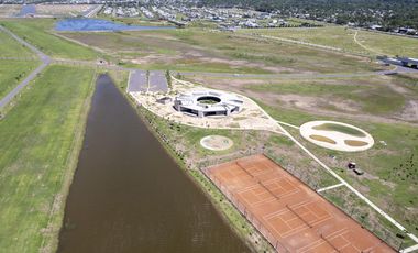 Terreno de 1000m² con fondo a reservorio y orientación Sur