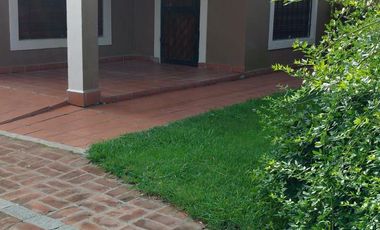 Casa en venta - 4 Dormitorios 2 Baños - Cochera - 968Mts2 - Miramar