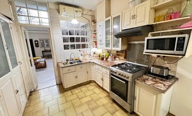 Importante casa de 5 dormitorios sobre Av. Mate de Luna al 2100, zona Parque Avellaneda