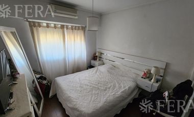 Venta de casa para dos familias con patio y cochera en Wilde